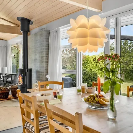 Holiday home Stunning In With Kitchen